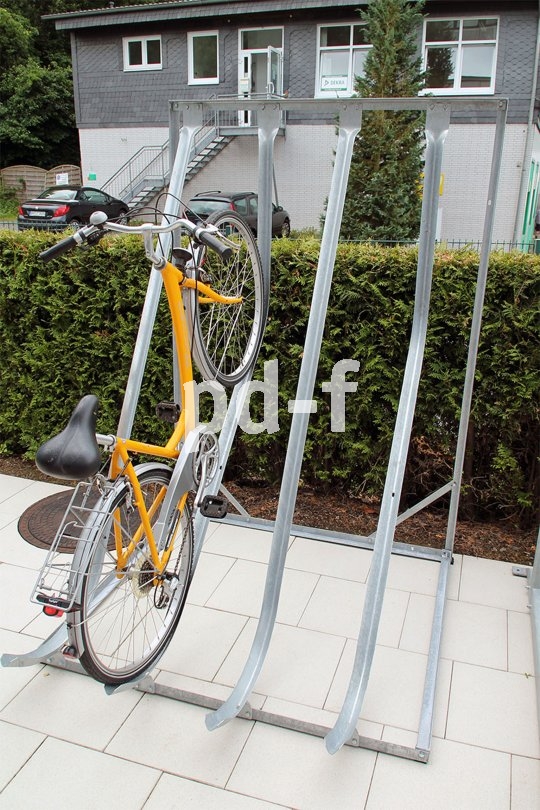 "Schräghochparker" nennt man diese Abstellanlage, die einen ordentlichen Platzgewinn bietet.