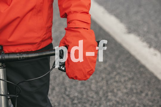 Dank integrierter Fäustlinge bleiben die Hände bei der Regenjacke "Comyou" von Vaude warm und geschützt.