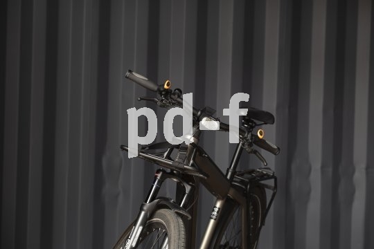 Frontgepäckträger sind sehr praktisch, vor allem, wenn sie mit einem Befestigungsgummi versehen sind. Dieser ist in der Länge einstellbar unbd verfügt über eine Steckschließe.