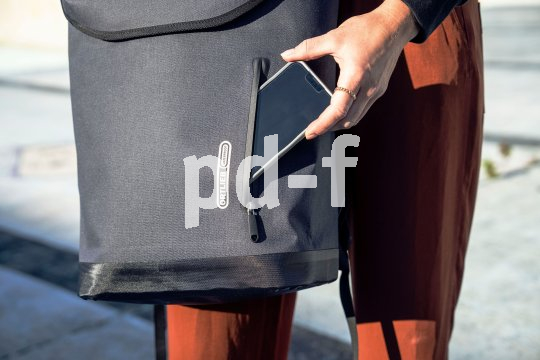 Handy in Fach von Fahrradrucksack