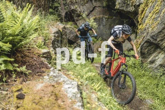Auf einem fordernden Trail ist ein wenig Abstand zum Vorausfahrenden nicht schlecht - solange man nicht gerade Rennen fährt.