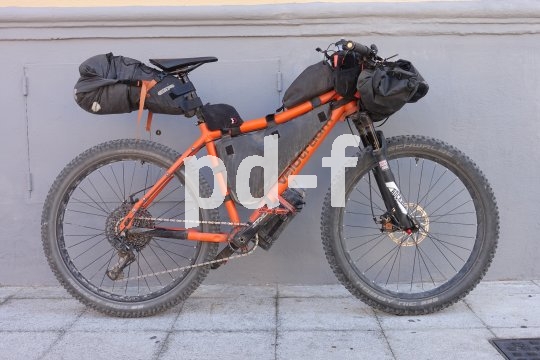 Der "Speedster"-Rahmen von Velotraum lässt sich gut zum Bikepacking-Express ausbauen. Das Ergebnis ist ein flottes Lasttier, dem man fast alles zutrauen kann.