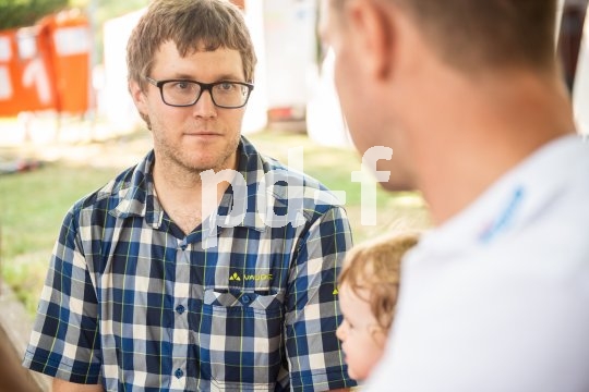 Pd-f-Redakteur Thomas Geisler mit Tochter im Gespräch mit Jens Voigt.