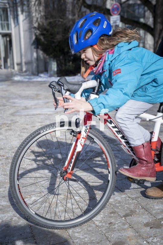 Damit kommt man ganz schön schnell ins und durchs Gelände: ein 24er-Cyclocross-Rad für Kinder ab etwa neun Jahren (Modell "Junior CX" von Stevens).