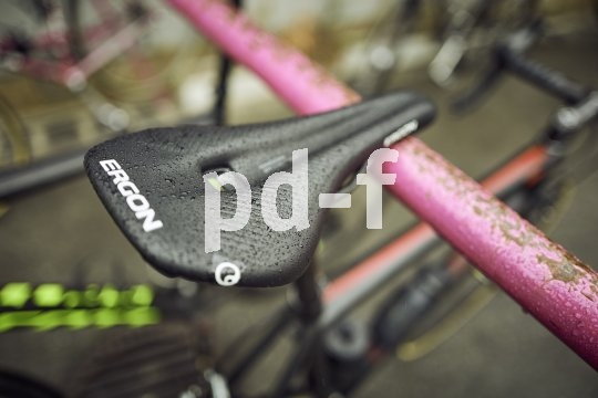 Er soll vor allem schmerzfrei Sitzen helfen, aber es schadet nichts, wenn sich der Fahrradsattel auch zum Aufhängen des Rades verwenden lääst.