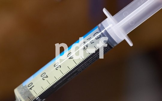 60 Milliliter eines speziellen Ganzjahresöls werden bei einem Ölwechsel benötigt.