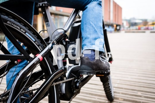 Ein komfortables, sportliches E-Trekkingrad. Dieses Modell der "TX"-Serie des E-Bike-Herstellers Flyer ist vollgefedert und verfügt über ein ABS für optimale Traktion auch bei Notbremsungen. Dazu gehört natürlich auch eine entsprechende Ganzjahresbereifung.