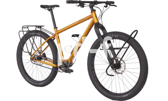 Ein Reiserad mit Pinion-Getriebe sowie Gepäckträgern vorne und hinten vor weißem Hintergrund.