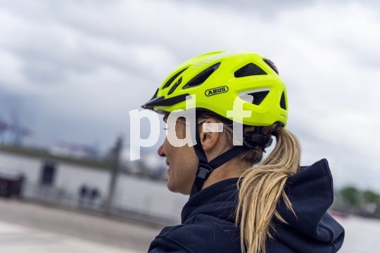 Neonfarben sorgen für das Wahrgenommenwerden am Tage, Reflektoren schaffen Sichtbarkeit bei Nacht. So dient der Fahrradhelm schon präventiv der Sicherheit.