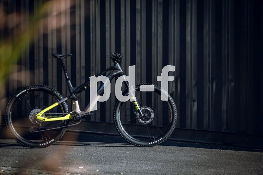 E-Mountainbike an Wand