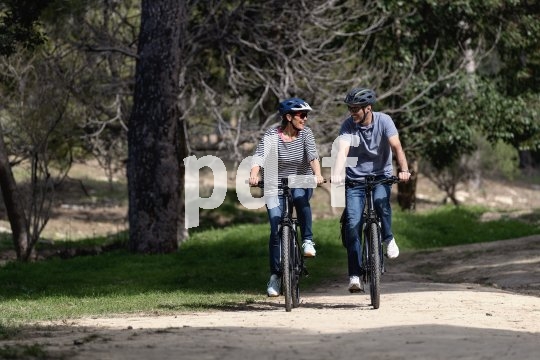 Entspannt auf Tour sein, auch auf Schotterstrecken - das ist das Metier der Trekkingräder. In der E-Bike-Version werden noch mehr Anstiege, Kilometer oder gefüllte Packtaschen möglich.