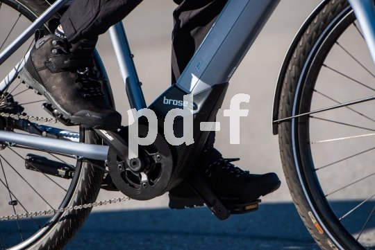 Ansicht des Bereiches um den Motor eines E-Bikes während der Fahrt.