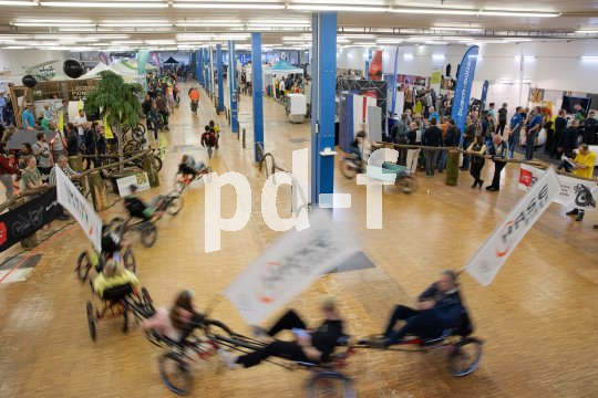 Eine Teststrecke für Spezialräder in einer Messehalle.
