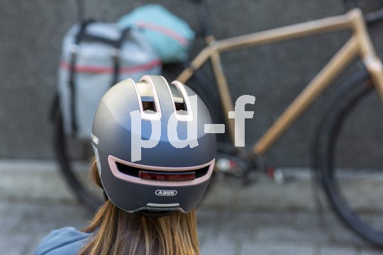 Bei diesem Fahrradhelm lässt sich ein Rücklicht mit verschiedenen Leuchtmodi magnetisch besfestigen.