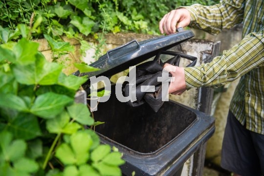 Die Bildunterschrift wird in Bälde eingefügt. Sie können uns aber gern auch per E-Mail oder Telefon kontaktieren, wir helfen gerne weiter. Eine Person wirft einen zusammengeknüllten Fahrradschlauch in eine Mülltonne.