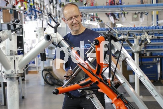 Der Liegeradhersteller HP Velotechnik steigt mit der "Special Edition"-Reihe erstmals in die Trike-Serienfertigung ein. Angeboten werden zwei Tourenmodelle ohne, sowie je zwei Komfort- und sportliche Pendlermodelle mit E-Unterstützung. Vorteile: schnellere Lieferbarkeit und günstigere Preise.