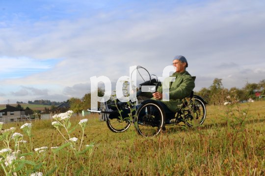 Statt der Beine sind es bei diesem Liege-Trike die Hände, die für den Vortrieb sorgen. Der Antriebsstrang ist komplett gekapselt, das ist praktisch und sicher.