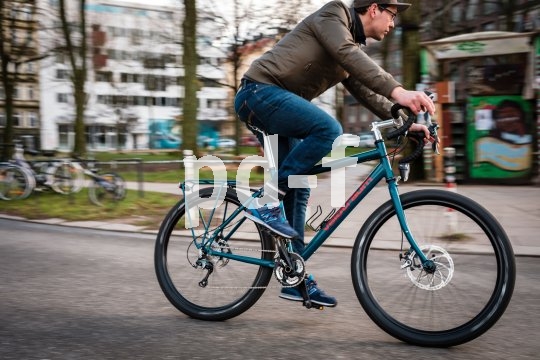 Der "Speedster" von Velotraum ist als Reiserad mit Rennlenker konzipiert und lässt sich individuell konfigurieren. Eine Alternative zu Dynamo-Lichtanlage stellt die neue Akku-Beleuchtung von Busch & Müller dar.