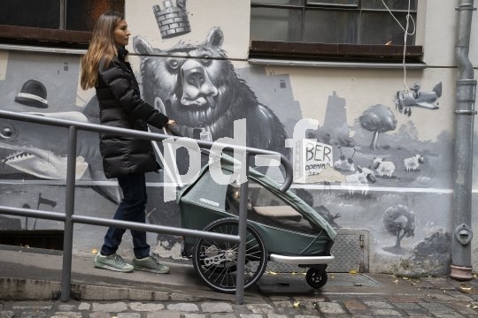 Multifunktionale Fahrradanhänger sind ein großer Schritt zur autobefreiten Mobilität. Hersteller Croozer hat bei seiner "Vaaya"-Serie die Gesamtbreite verringert, ohne den Innenraum zu schmälern. So lassen sich die Kinder noch leichter überallhin mitnehmen.