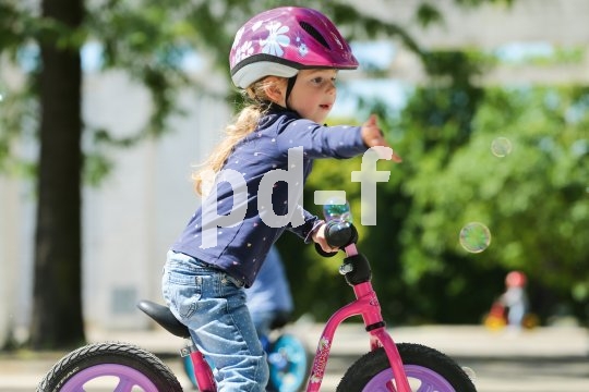 Wenn das Fahren schon recht sicher vonstatten geht, können Kinder auch schon mal das "Anzeigen" über: Achtung, ich will abbiegen...