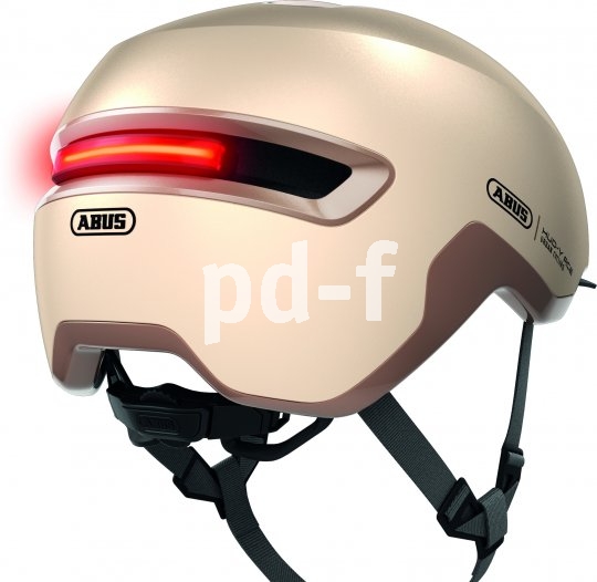 Bei diesem Helmmodell lässt sich eine magnetisch gehaltene Rücklichtleiste anbringen, die in verscheidenen Leuchtmodi für Sichtbarkeit bei Nacht sorgt.