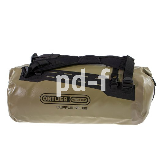 Mit der Duffle RC bietet der Taschenspezialist Ortlieb seine Sport- und Reisetasche jetzt auch mit einem Rollverschluss an. Der Inhalt ist leicht zugänglich und bleibt dank Verschluss und Material vor Staub und Wasser gut geschützt. Freisteller einer olivgrünen Sport- und Reisetasche.
