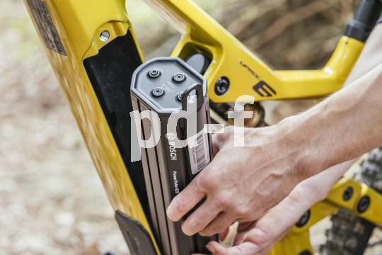 Detailaufnahme davon, wie ein integrierter Akku aus dem Rahmen eines E-Bikes entnommen wird.