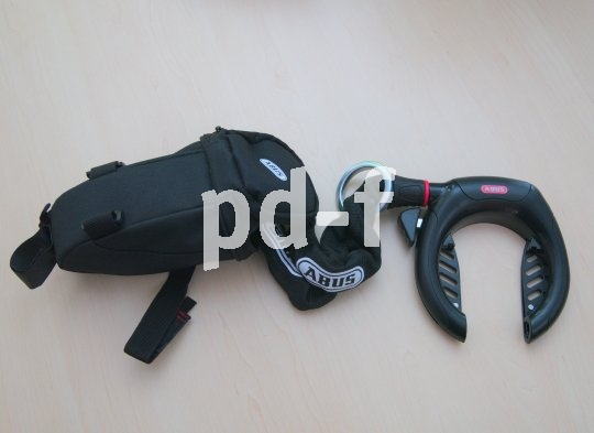 Zusätzliche Sicherheit ist dennoch wichtig und ein zweites Schloss absolut sinnvoll. Es gibt bei einigen Rahmenschlössern (z. B. "Pro Shield" von Abus; ab 84,95 Euro) die Möglichkeit, Ketten oder Kabel mit dem Rahmenschloss zu verbinden, um ein Anschließen zu ermöglichen. Für den Transport der Kette bietet Abus eine passende Rahmentasche an.