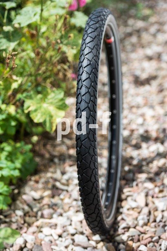 Mehr Fahrstabilität, mehr Laufruhe, mehr Pannensicherheit und ein bisschen mehr Gewicht. Aber das stört bei einem Pedelec nicht, dessen höhere Fahrdynamik zuverlässig auf die Straße gebracht werden will.