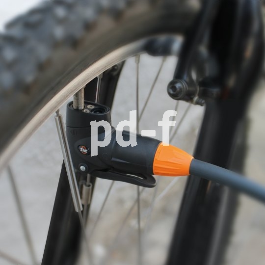 Gut zupacken muss er, der Kopf einer Standluftpumpe. Immerhin soll er Drücke bis 10 bar übertragen können ohne davonzufliegen.