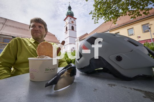 Mann macht Eispause.