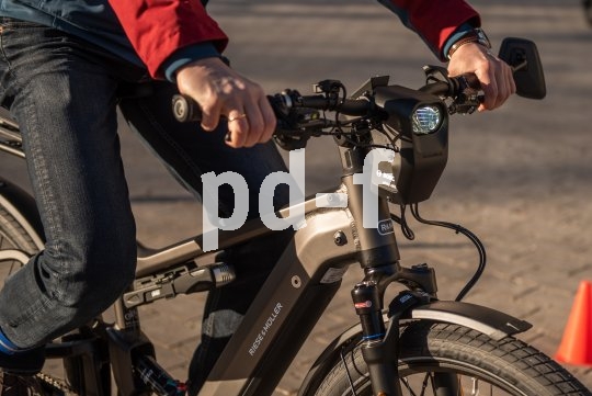 Der vordere Bereich eines E-Bikes mit einer Lampe mit ungewöhnlich großem Gehäuse am Lenker.