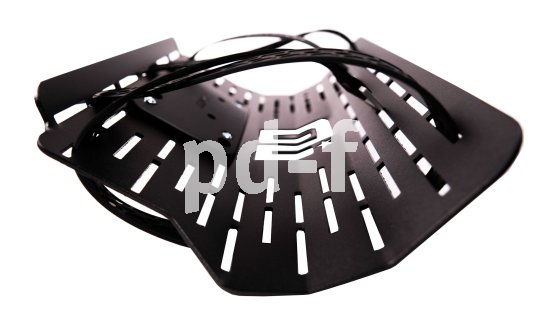 Dank der Spanngurte lassen sich auch sperrige Gepäckstücke fixieren und transportieren. Freisteller Gepäckträger mit Spanngurten