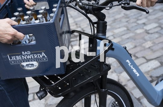 Ein belastbarer Frontgepäckträger ist der erste Schritt zum Lastrad. Das "Gotour 3" des Schweizer Herstellers Flyer iat als Familienmobil konzipiert: viel Zuladung, bequemer Durchstieg, gutmütiges Fahrverhalten, schnell anpassbar an wechselnde Nutzer.