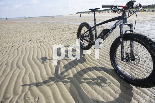 Die optimale Ausrüstung für einen Radtour auf nassem Sand: ein kräftiger Zusatzantrieb und Vier-Zoll-Reifen.