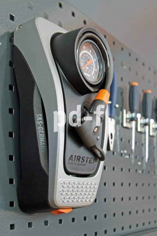 Wer beim Reifen aufpumpen lieber mit dem Fuß als mit Armen und Rücken arbeitet, wird sich über eine Fußpumpe freuen. Hier das Modell Airstep der Marke SKS, mit Manometer und langem Schlauch. Platzsparend zusammenfaltbar findet es auch an der Werkzeugwand genug Raum.