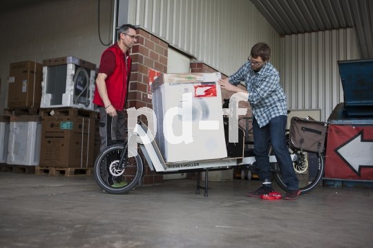 Beim Verladen muss darauf geachtet werden, dass die schwere Ware stabil und möglichst zentral steht.