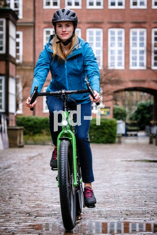 Robust und schnell: Von Velotraum, dem Spezialisten für individuell konfigurierbare Fahrräder, kommt das "Speedster SP2E", ein Reiserad mit Mittelmotor und elektronischer Schaltung. Räder und Bremsen stammen aus dem Mountainbike-Bereich.