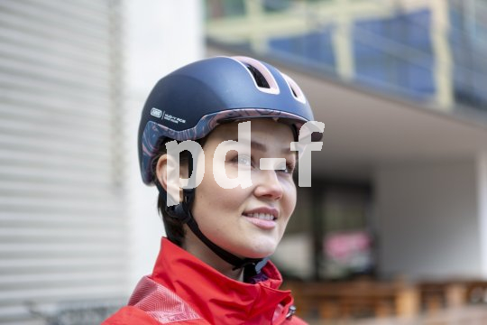 Fahrradhelme schützen Radfahrer:innen im Alltag. Frau mit Fahrradhelm
