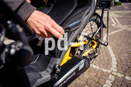 Beim Liegerad ist die Kontaktfläche zwischen Mensch und Fahrrad besonders groß. Spezialist HP-Velotech bietet mit dem "Ergomesh Premium" eine Verbindung aus Netzsitz und Hartschale, die sowohl für gute Belüftung wie für perfekte Anpassbarkeit sorgen soll.