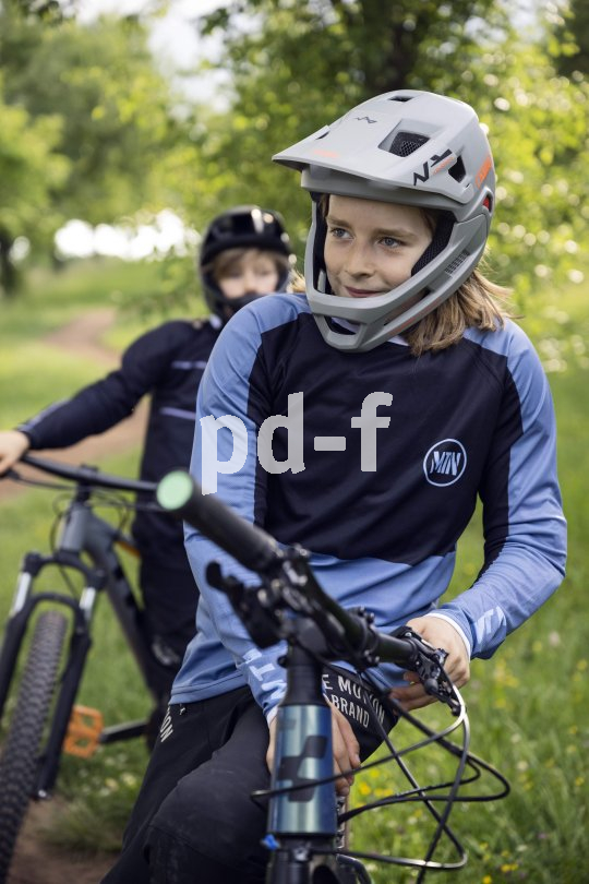 Bei diesem Full-face-Helm für Kinder lässt sich der Kinnbügel abnehmen. So kann der Helm auch auf dem Schulweg genutzt werden.