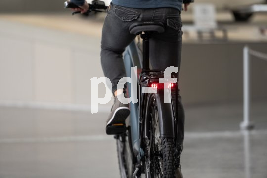 Bremslichter leuchtet in unterschiedlichen Stärken, um die Intensitiät des Bremsens zu zeigen. Bremslicht an Fahrrad