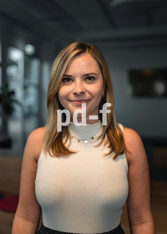 Die Bildunterschrift wird in Bälde eingefügt. Sie können uns aber gern auch per E-Mail oder Telefon kontaktieren, wir helfen gerne weiter. Porträt einer Frau