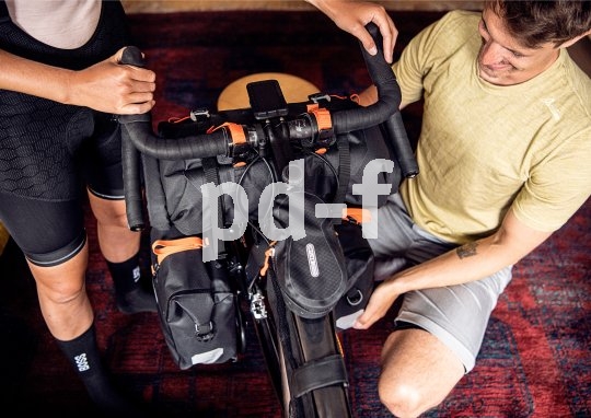 Alles nah am Schwerpunkt, alles wackelfrei verzurrt und gut komprimiert: So sieht ein Bikepacking-Outfit im Vorderradbereich aus.