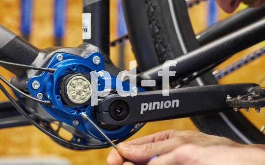 Zum Ölwechsel muss eine kleine Madenschraube am Getriebe gelöst werden.