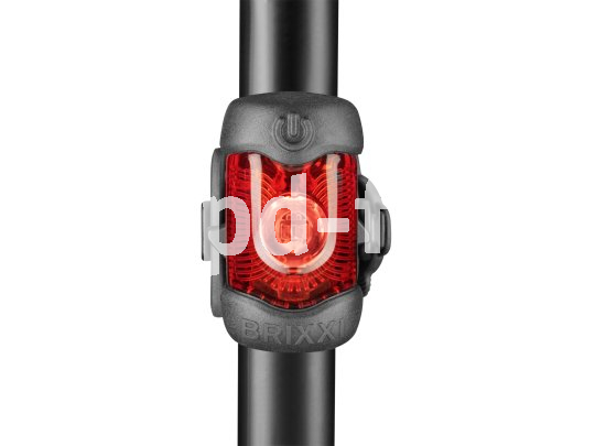 Der Beschleunigungssensor des Brixxi von Busch & Müller erkennt jeden Bremsvorgang und unterschiedliche Bremsintensitäten und steuert so das Licht: Normalbetrieb, Bremsen oder Notbremsen. Freisteller eines Akkurücklichts an Sattelstütze.