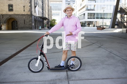 Wigald Boning hat seinen Charme sofort erkannt: Der Tretroller "Joker" von Hersteller Puky ist für alle ab Körpergröße 135 cm geeignet. Für alle! Also auch für Erwachsene.