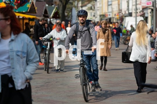Auf diese Weise genutzt ist das Fahrrad dem Tretroller gleichgestellt. Es gilt dann als Fortbewegungsmittel und darf auch durch Fußgängerzonen rollen.