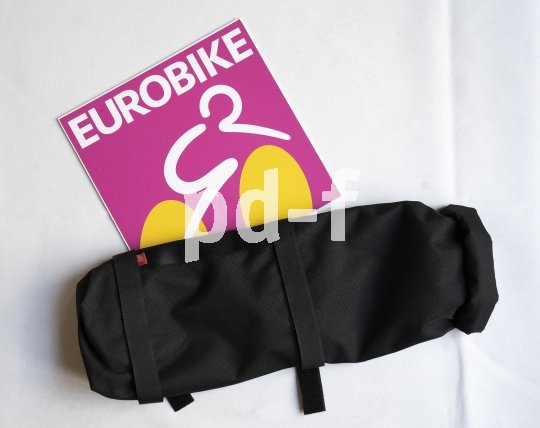 Speziell für den Transport eines zweiten Akkus bietet die Marke Fahrer Berlin die "Battery Bag" an: Polsterung durch Neopren, wasserdichtes Cordura, Wickelverschluss, Befestigungsgurte. Damit dem E-Bike nicht der Saft ausgeht.