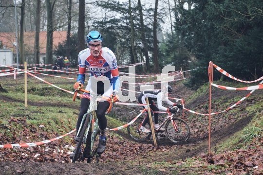 Der Cyclocross-Kurs in Buchholz verlangt von den Fahrern auf technischen Passagen einiges ab.